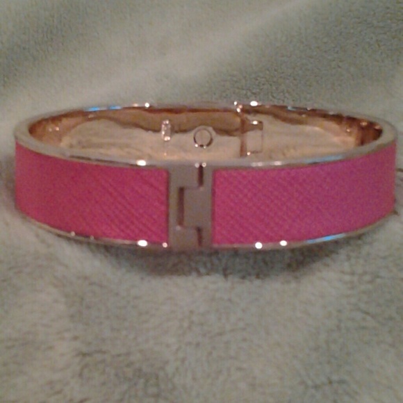 Coach bracelet pink with turn lock twist open NWT - Picture 3 of 4